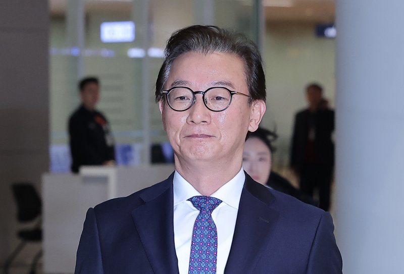 통일교로부터 금품을 수수했다는 의혹이 제기된 전재수 해양수산부 장관이 11일 오전 'UN해양총회' 유치 활동을 마친 후 인천국제공항 제2여객터미널을 통해 귀국하고 있다. 2025.12.11/뉴스1 ⓒ News1 김성진 기자