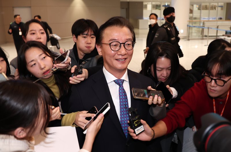 통일교로부터 금품을 수수했다는 의혹이 제기된 전재수 해양수산부 장관이 11일 오전 'UN해양총회' 유치 활동을 마친 후 인천국제공항 제2여객터미널을 통해 귀국해 입장을 밝힌 후 발걸음을 옮기고 있다. 2025.12.11/뉴스1 ⓒ News1 김성진 기자