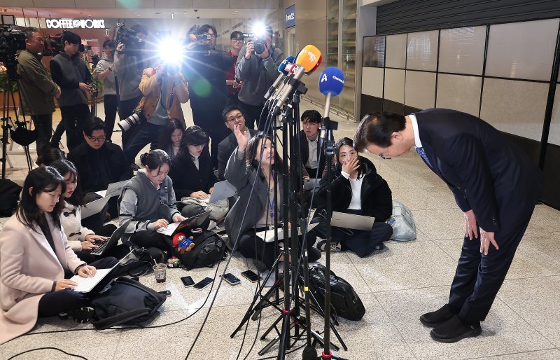 통일교로부터 금품을 수수했다는 의혹이 제기된 전재수 해양수산부 장관이 11일 오전 'UN해양총회' 유치 활동을 마친 후 인천국제공항 제2여객터미널을 통해 귀국해 입장을 밝힌 후 인사하고 있다. 2025.12.11/뉴스1 ⓒ News1 김성진 기자