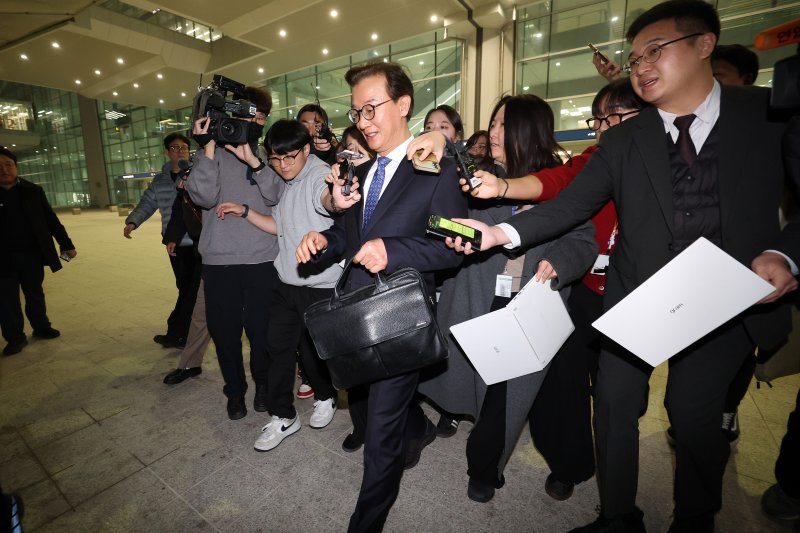 통일교로부터 금품을 수수했다는 의혹이 제기된 전재수 해양수산부 장관이 11일 오전 'UN해양총회' 유치 활동을 마친 후 인천국제공항 제2여객터미널을 통해 귀국해 입장을 밝힌 후 공항을 빠져나가고 있다. (공동취재) 2025.12.11/뉴스1 ⓒ News1 김성진 기자