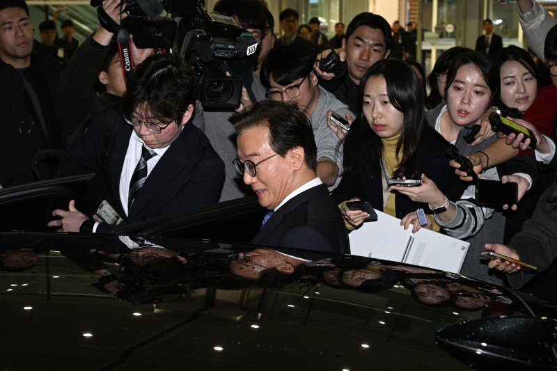 통일교로부터 금품을 수수했다는 의혹이 제기된 전재수 해양수산부 장관이 11일 오전 'UN해양총회' 유치 활동을 마친 후 인천국제공항 제2여객터미널을 통해 귀국해 입장을 밝힌 후 차량에 탑승하고 있다. (공동취재) 2025.12.11/뉴스1 ⓒ News1 김성진 기자