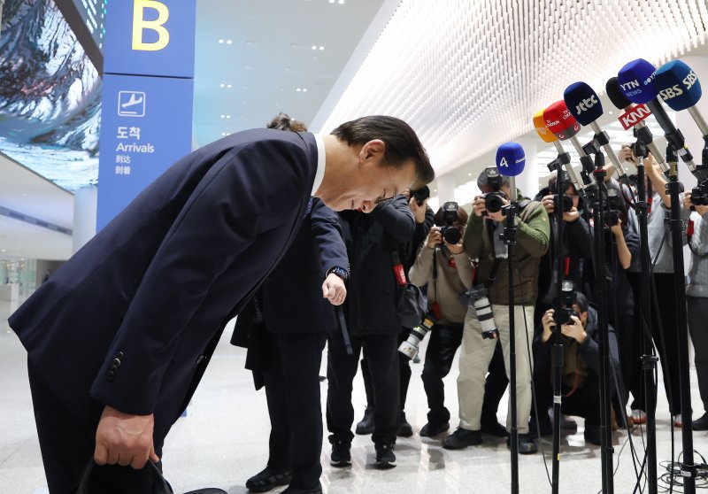 [인천공항=뉴시스] 조성우 기자 = 통일교로부터 금품을 수수했다는 의혹이 제기된 전재수 해양수산부 장관이 11일 오전 인천국제공항 제2여객터미널을 통해 귀국해 의혹 관련 입장을 밝힌 뒤 인사하고 있다. 2025.12.11. xconfind@newsis.com
