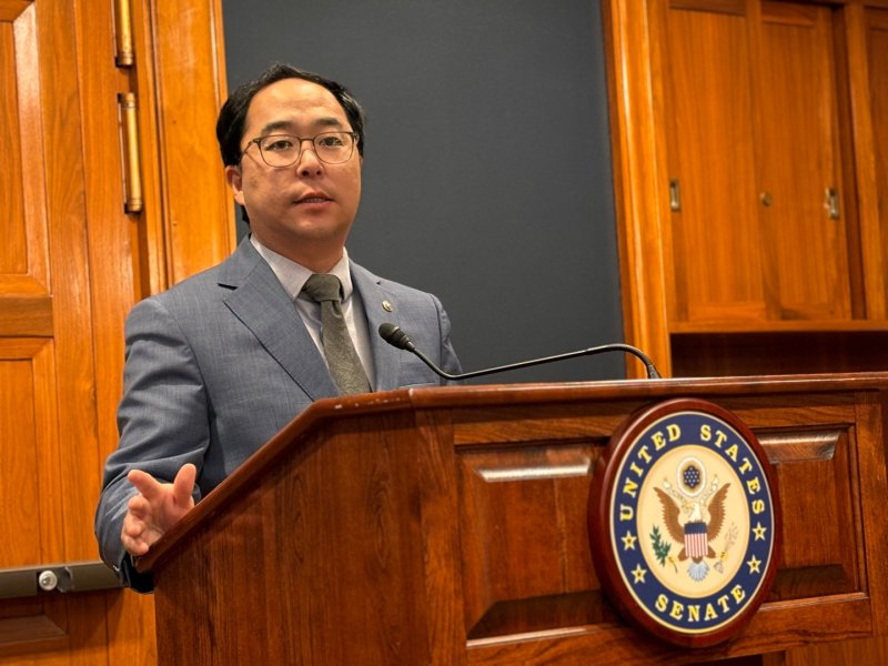 [워싱턴=뉴시스]이윤희 특파원 = 한국계 미국인 최초로 미국 연방상원에서 활동 중인 앤디 김(민주·뉴저지) 상원의원이 10일(현지 시간) 미국 워싱턴DC 연방상원 건물인 더크슨빌딩에서 한국 특파원들과 만나 발언하고 있다. 2025.12.11.