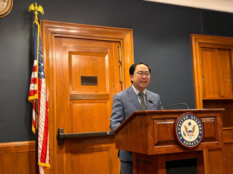 [워싱턴=뉴시스]이윤희 특파원 = 한국계 미국인 최초로 미국 연방상원에서 활동 중인 앤디 김(민주·뉴저지) 상원의원이 10일(현지 시간) 미국 워싱턴DC 연방상원 건물인 더크슨빌딩에서 한국 특파원들과 만나 발언하고 있다. 2025.12.11.