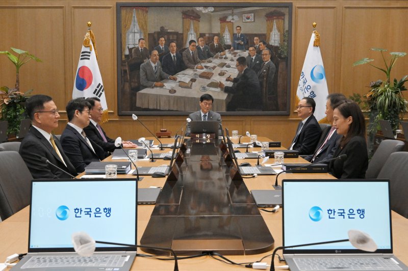 [서울=뉴시스] 김진아 기자 = 이창용 한국은행 총재가 27일 오전 서울 중구 한국은행 본관에서 열린 금융통화위원회 본회의를 주재하고 있다. (공동취재) 2025.11.27. photo@newsis.com