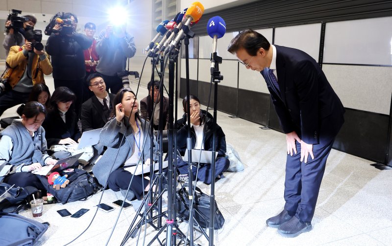 전재수 해양수산부 장관이 11일 '유엔해양총회' 유치 활동을 마치고 귀국해 입장을 밝힌 뒤 인사하고 있다. 전 장관은 이날 장관직 사의를 표명했다. 연합뉴스