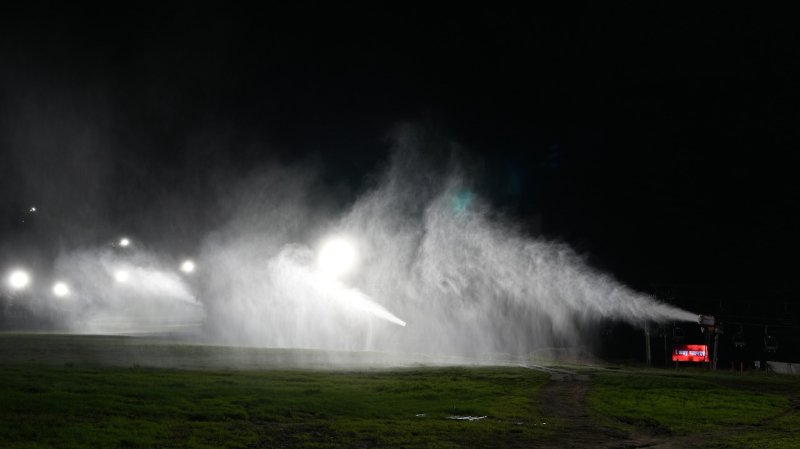 [평창=뉴시스] 강원 평창군 용평스키장에서 올해 첫 제설작업을 실시하고 있다.(사진=모나용평 제공)photo@newsis.com *재판매 및 DB 금지