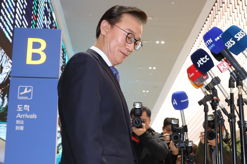 [인천공항=뉴시스] 조성우 기자 = 통일교로부터 금품을 수수했다는 의혹이 제기된 전재수 해양수산부 장관이 11일 오전 인천국제공항 제2여객터미널을 통해 귀국해 의혹 관련 입장을 밝힌 뒤 자리를 나서고 있다.전 장관은 "장관직을 내려놓고 당당하게 응하는 것이 공직자로서 해야 할 처신"이라며 "단호하게, 명백하게, 아주 강하게 의혹이 전혀 사실무근이라는 말씀을 다시 분명히 드린다"고 밝혔다. 2025.12.11. xconfind@newsis.com