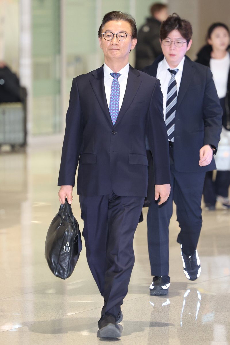 [인천공항=뉴시스] 조성우 기자 = 통일교로부터 금품을 수수했다는 의혹이 제기된 전재수 해양수산부 장관이 11일 오전 인천국제공항 제2여객터미널을 통해 귀국하고 있다.전 장관은 "장관직을 내려놓고 당당하게 응하는 것이 공직자로서 해야 할 처신"이라며 "단호하게, 명백하게, 아주 강하게 의혹이 전혀 사실무근이라는 말씀을 다시 분명히 드린다"고 밝혔다. 2025.12.11. xconfind@newsis.com