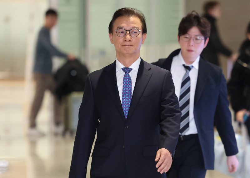 [인천공항=뉴시스] 조성우 기자 = 통일교로부터 금품을 수수했다는 의혹이 제기된 전재수 해양수산부 장관이 11일 오전 인천국제공항 제2여객터미널을 통해 귀국하고 있다.전 장관은 "장관직을 내려놓고 당당하게 응하는 것이 공직자로서 해야 할 처신"이라며 "단호하게, 명백하게, 아주 강하게 의혹이 전혀 사실무근이라는 말씀을 다시 분명히 드린다"고 밝혔다. 2025.12.11. xconfind@newsis.com