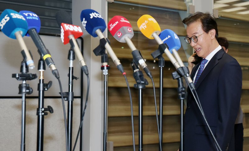[인천공항=뉴시스] 조성우 기자 = 통일교로부터 금품을 수수했다는 의혹이 제기된 전재수 해양수산부 장관이 11일 오전 인천국제공항 제2여객터미널을 통해 귀국해 의혹 관련 입장을 밝히기 위해 이동하고 있다.전 장관은 "장관직을 내려놓고 당당하게 응하는 것이 공직자로서 해야 할 처신"이라며 "단호하게, 명백하게, 아주 강하게 의혹이 전혀 사실무근이라는 말씀을 다시 분명히 드린다"고 밝혔다. 2025.12.11. xconfind@newsis.com