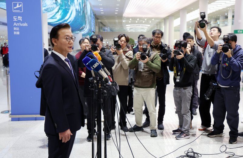 [인천공항=뉴시스] 조성우 기자 = 통일교로부터 금품을 수수했다는 의혹이 제기된 전재수 해양수산부 장관이 11일 오전 인천국제공항 제2여객터미널을 통해 귀국해 의혹 관련 입장을 밝히고 있다.전 장관은 "장관직을 내려놓고 당당하게 응하는 것이 공직자로서 해야 할 처신"이라며 "단호하게, 명백하게, 아주 강하게 의혹이 전혀 사실무근이라는 말씀을 다시 분명히 드린다"고 밝혔다. 2025.12.11. xconfind@newsis.com