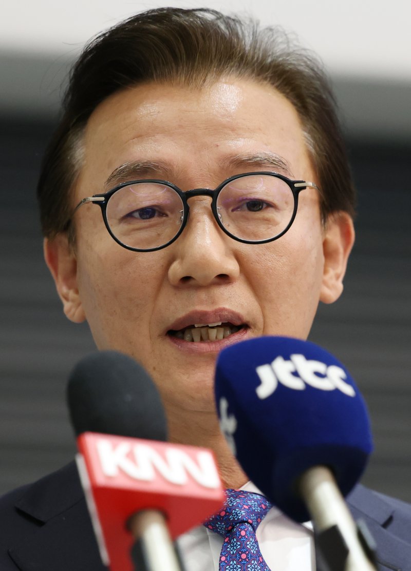 [인천공항=뉴시스] 조성우 기자 = 통일교로부터 금품을 수수했다는 의혹이 제기된 전재수 해양수산부 장관이 11일 오전 인천국제공항 제2여객터미널을 통해 귀국해 의혹 관련 입장을 밝히고 있다.전 장관은 "장관직을 내려놓고 당당하게 응하는 것이 공직자로서 해야 할 처신"이라며 "단호하게, 명백하게, 아주 강하게 의혹이 전혀 사실무근이라는 말씀을 다시 분명히 드린다"고 밝혔다. 2025.12.11. xconfind@newsis.com