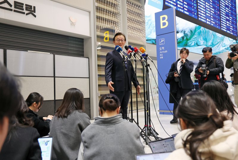 [인천공항=뉴시스] 조성우 기자 = 통일교로부터 금품을 수수했다는 의혹이 제기된 전재수 해양수산부 장관이 11일 오전 인천국제공항 제2여객터미널을 통해 귀국해 의혹 관련 입장을 밝히고 있다.전 장관은 "장관직을 내려놓고 당당하게 응하는 것이 공직자로서 해야 할 처신"이라며 "단호하게, 명백하게, 아주 강하게 의혹이 전혀 사실무근이라는 말씀을 다시 분명히 드린다"고 밝혔다. 2025.12.11. xconfind@newsis.com