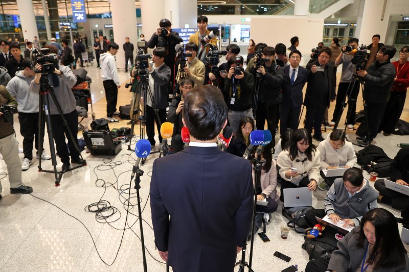[인천공항=뉴시스] 조성우 기자 = 통일교로부터 금품을 수수했다는 의혹이 제기된 전재수 해양수산부 장관이 11일 오전 인천국제공항 제2여객터미널을 통해 귀국해 의혹 관련 입장을 밝히고 있다.전 장관은 "장관직을 내려놓고 당당하게 응하는 것이 공직자로서 해야 할 처신"이라며 "단호하게, 명백하게, 아주 강하게 의혹이 전혀 사실무근이라는 말씀을 다시 분명히 드린다"고 밝혔다. 2025.12.11. xconfind@newsis.com