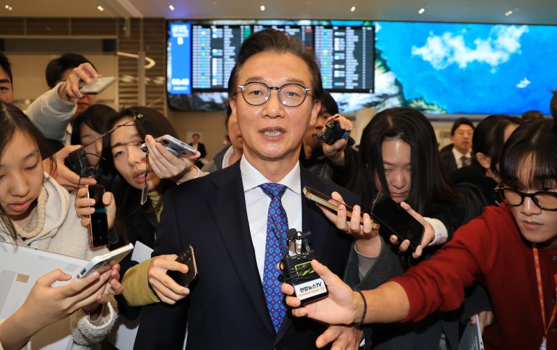 [인천공항=뉴시스] 조성우 기자 = 통일교로부터 금품을 수수했다는 의혹이 제기된 전재수 해양수산부 장관이 11일 오전 인천국제공항 제2여객터미널을 통해 귀국한 뒤 차량으로 이동하고 있다.전 장관은 "장관직을 내려놓고 당당하게 응하는 것이 공직자로서 해야 할 처신"이라며 "단호하게, 명백하게, 아주 강하게 의혹이 전혀 사실무근이라는 말씀을 다시 분명히 드린다"고 밝혔다. (공동취재) 2025.12.11. photo@newsis.com