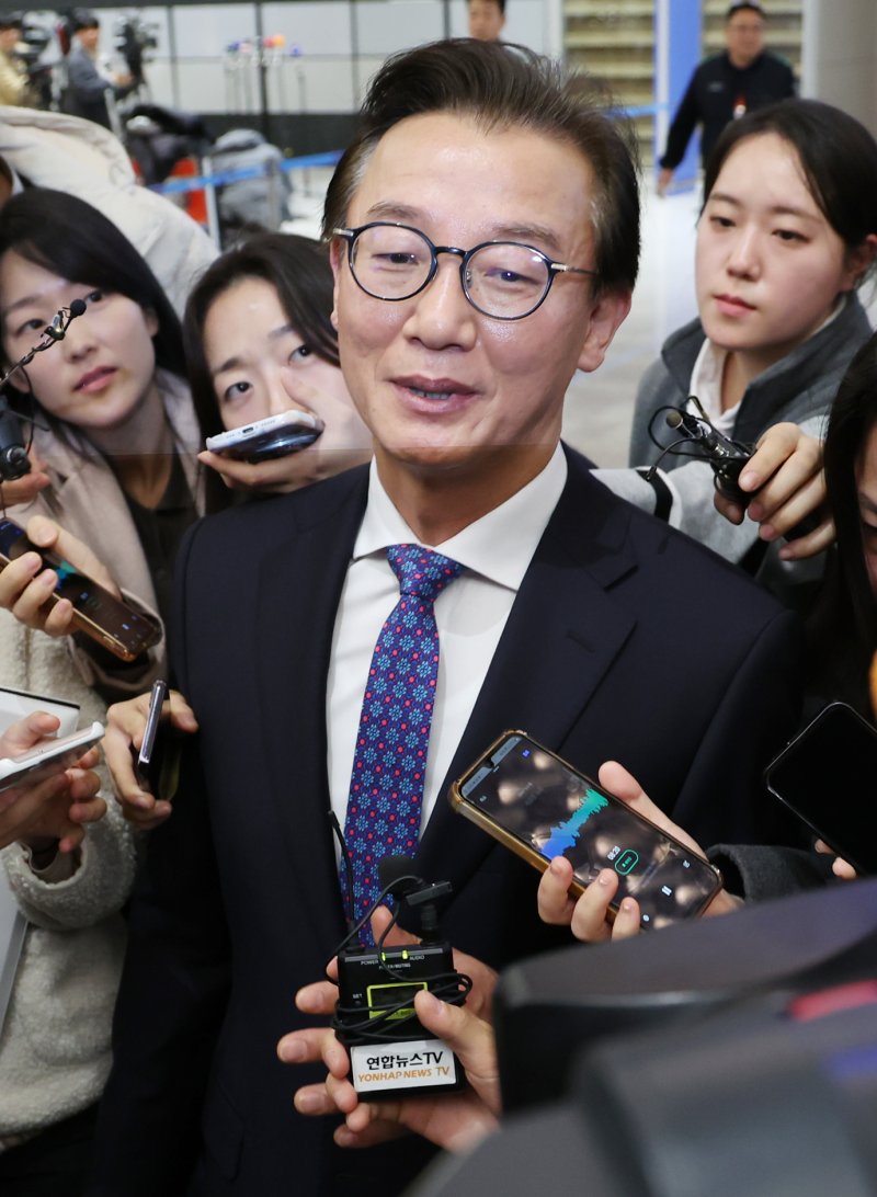 [인천공항=뉴시스] 조성우 기자 = 통일교로부터 금품을 수수했다는 의혹이 제기된 전재수 해양수산부 장관이 11일 오전 인천국제공항 제2여객터미널을 통해 귀국해 의혹 관련 입장을 밝힌 뒤 취재진에 둘러싸여 있다. 전 장관은 "장관직을 내려놓고 당당하게 응하는 것이 공직자로서 해야 할 처신"이라며 "단호하게, 명백하게, 아주 강하게 의혹이 전혀 사실무근이라는 말씀을 다시 분명히 드린다"고 밝혔다. 2025.12.11. xconfind@newsis.com