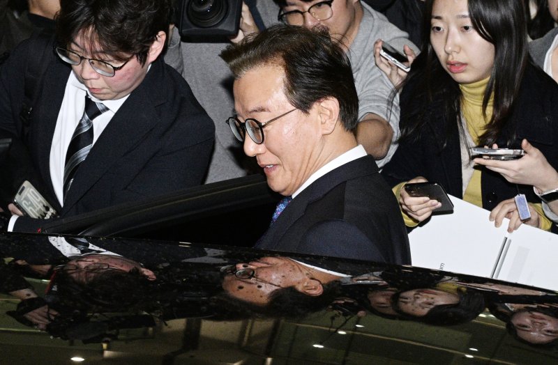 [인천공항=뉴시스] 조성우 기자 = 통일교로부터 금품을 수수했다는 의혹이 제기된 전재수 해양수산부 장관이 11일 오전 인천국제공항 제2여객터미널을 통해 귀국한 뒤 차량에 타고 있다.전 장관은 "장관직을 내려놓고 당당하게 응하는 것이 공직자로서 해야 할 처신"이라며 "단호하게, 명백하게, 아주 강하게 의혹이 전혀 사실무근이라는 말씀을 다시 분명히 드린다"고 밝혔다. (공동취재) 2025.12.11. photo@newsis.com