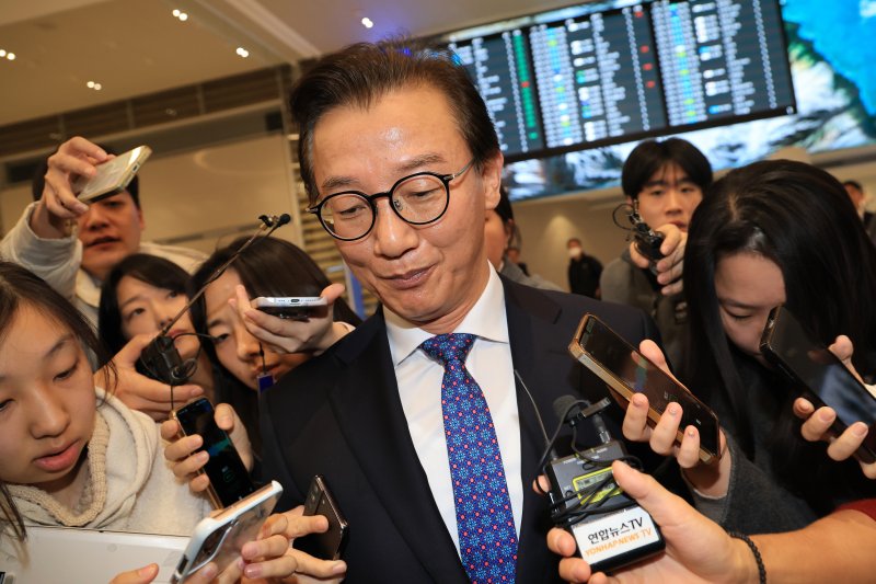 통일교로부터 금품을 수수했다는 의혹이 제기된 전재수 해양수산부 장관이 11일 오전 인천국제공항 제2여객터미널을 통해 귀국한 뒤 차량으로 이동하고 있다. 전 장관은 "장관직을 내려놓고 당당하게 응하는 것이 공직자로서 해야 할 처신"이라며 "단호하게, 명백하게, 아주 강하게 의혹이 전혀 사실무근이라는 말씀을 다시 분명히 드린다"고 밝혔다.뉴시스