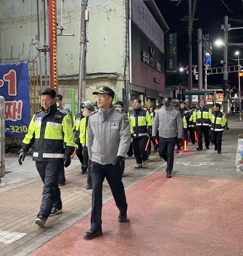 [상주=뉴시스] 야간 순찰활동. (사진=상주경찰서 제공) 2025.12.11 photo@newsis.com *재판매 및 DB 금지