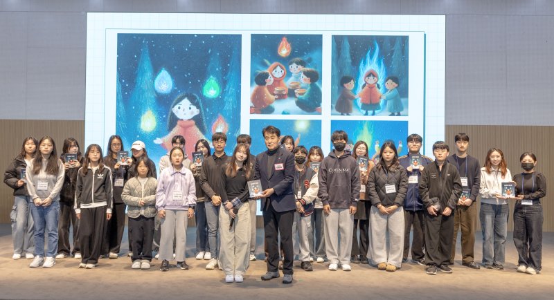 [군포=뉴시스]하은호 군포시장이 11월29일 아동위원회 활동보고회에 참석해 어린이들로부터 '사라진 불꽃'을 전달받고 기념촬영을 하고 있다.(사진=군포시 제공)2025.12.11.photo@newsis.com *재판매 및 DB 금지