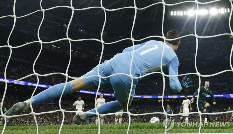 맨시티 엘링 홀란의 페널티킥 역전 결승 골 장면. (출처=연합뉴스)