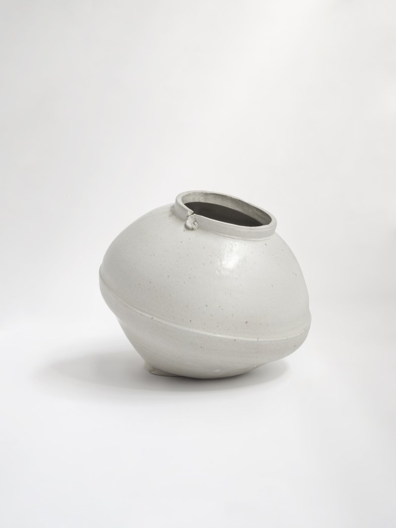 이헌정, Jar, 2023, Clay and glaze, 51 x 54 cm, 사진: 박우진, (글래드스톤 갤러리 제공)