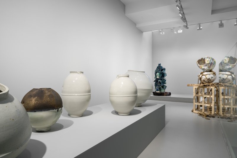 이헌정, 김주리, 김대운 단체전 'Irreverent Forms' 설치 전경, 글래드스톤, 서울, 2025 ⓒ Hun-Chung Lee, Juree Kim, Dan Kim, Courtesy of the artists and Gladstone, 사진: 전병철 (글래드스톤 제공)