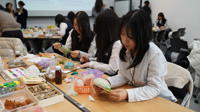 GS칼텍스 예울마루 워크숍에서 학생들이 미술 활동을 통해 '나만의 섬'을 표현하고 있다. GS칼텍스 제공