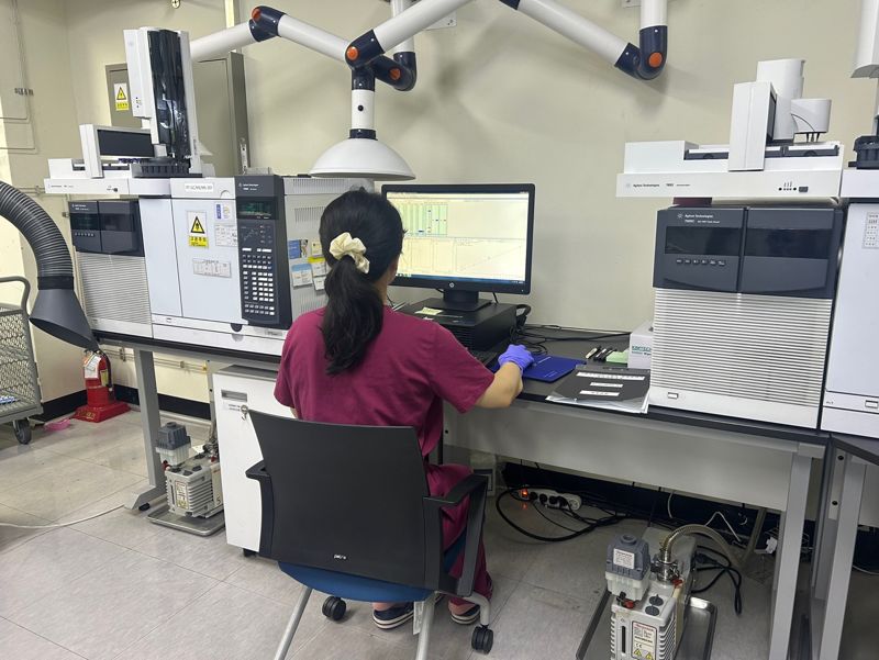 충남도 보건환경연구원의 한 연구원이 농산물 잔류농약 검사를 하고 있다.