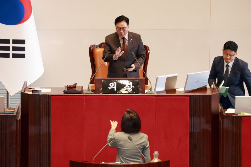 [서울=뉴시스] 고승민 기자 = 우원식 국회의장이 9일 서울 여의도 국회에서 열린 제429회국회(정기회) 제16차 본회의에서 나경원 국민의힘 의원이 가맹사업거래의 공정화에 관한 법률 일부개정법률안에 대한 필리버스터를 하던 중 의제와는 관련없는 발언을 이어가자 나 의원과 언쟁을 벌이고 있다. 2025.12.09. kkssmm99@newsis.com