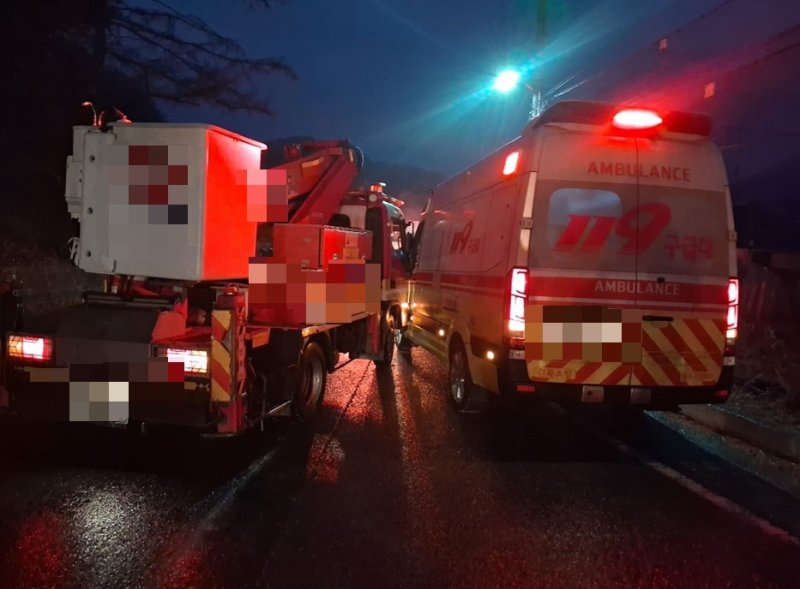 [영주=뉴시스] 영주시 부석면 감곡리 지방도로 5중 추돌사고 현장 (사진=경북소방본부 제공) 2025.12.11. photo@newsis.com *재판매 및 DB 금지