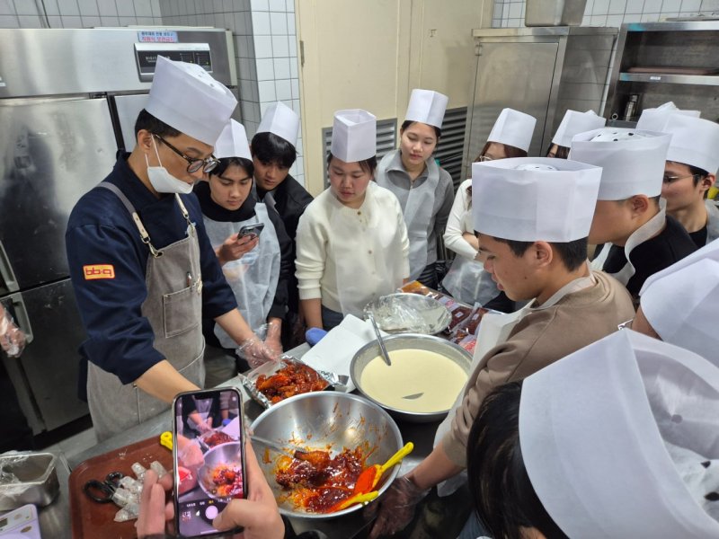 [서울=뉴시스] BBQ가 조선대학교 글로벌학부 외국인 유학생 60여 명과 창업동아리 20여 명을 치킨대학으로 초청해 치킨캠프 프로그램을 진행했다.(사진=제너시스BBQ그룹 제공) *재판매 및 DB 금지