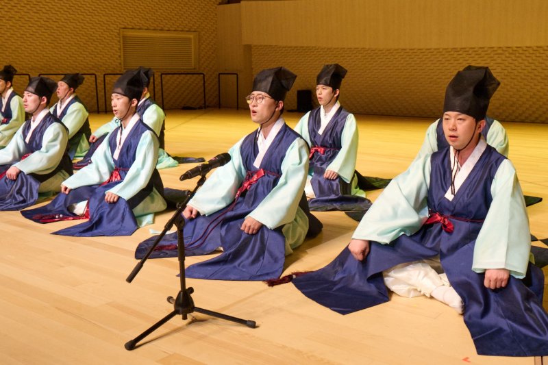 지난 10일 부산콘서트홀(부산진구 소재)에서 열린 ‘제6회 크라운해태 한음회’ 부산공연에서 크라운해태제과 임직원 국악동아리 ‘정가네팀’이 우조우편 ‘봉황대상’을 공연하고 있다.(크라운해태 제공)