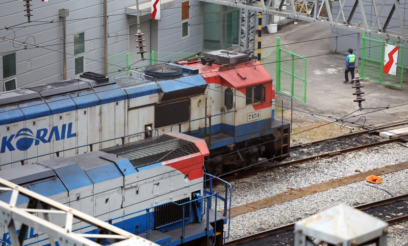 [서울=뉴시스] 최진석 기자 = 전국철도노동조합 총파업을 하루 앞둔 10일 서울 한 코레일차량사업소에 기관차가 정차해 있다. 전국철도노동조합은 임금교섭 결렬에 따라 11일 오전 9시부터 무기한 총파업에 돌입하겠다고 밝혔다. 2025.12.10. myjs@newsis.com