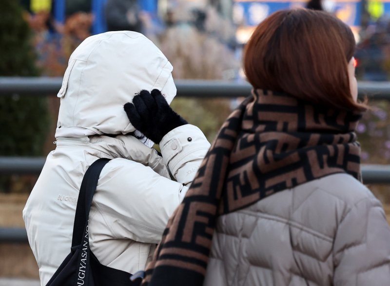 서울의 최저기온이 영하 10도 가까이 떨어진 4일 오전 서울 광화문네거리 일대에서 시민들이 추위 속 출근길 발걸음을 옮기고 있다. 2025.12.4/뉴스1 ⓒ News1 구윤성 기자