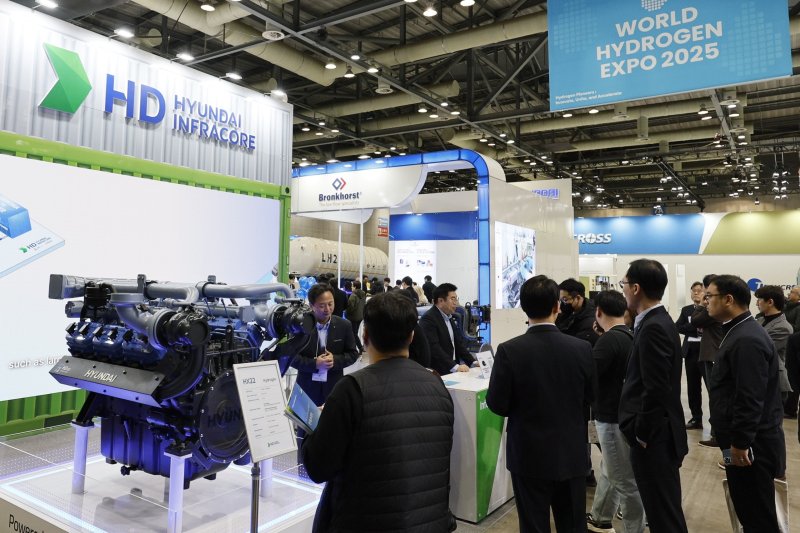 지난 4일부터 7일까지 경기 고양 킨텍스에서 열린 국내 최대 수소 전시회 '월드 하이드로젠 엑스포 2025'(WHE 2025) 내 HD현대인프라코어 전시관에 수소엔진 'HX12'와 'HX22' 등이 전시된 모습(한국자동차기자협회 제공). 2025.12.11.