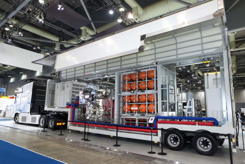 지난 4일부터 7일까지 경기 고양 킨텍스에서 열린 국내 최대 수소 전시회 '월드 하이드로젠 엑스포 2025'(WHE 2025) 내 현대자동차그룹 전시관에 이동형 수소 충전소가 전시된 모습(한국자동차기자협회 제공). 2025.12.11.