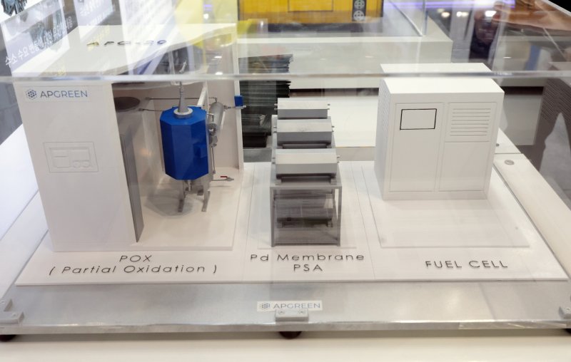 지난 4일부터 7일까지 경기 고양 킨텍스에서 열린 국내 최대 수소 전시회 '월드 하이드로젠 엑스포 2025'(WHE 2025) 내 에이피그린 전시관에 분산형 저전력 수소생산 시스템이 전시된 모습(한국자동차기자협회 제공). 2025.12.11.