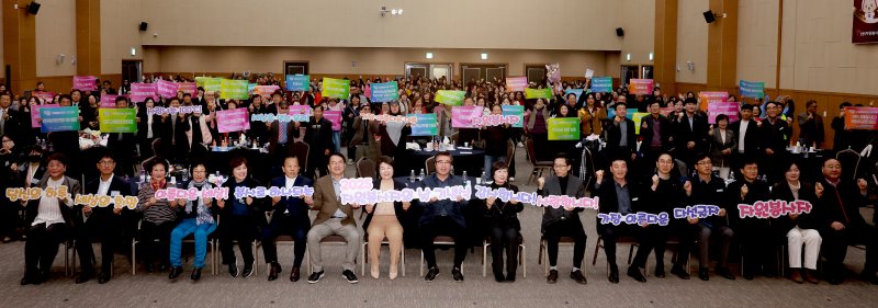 [보령=뉴시스] 충남 보령시 '자원봉사자의 날' 기념식 기념촬영. (사진=보령시청 제공) 2025.12.11. photo@newsis.com *재판매 및 DB 금지