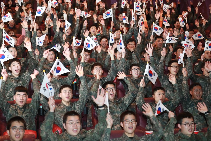 3·1운동 100주년 앞두고 지난 2월27일 오후 육군 50사단 장병과 군가족 등 120명이 대구 북구 동천동 CGV 대구칠곡 상영관을 찾아 이날 개봉하는 영화 ‘항거:유관순 이야기’ 관람에 앞서 태극기를 흔들며 만세삼창을 외치고 있다. 2025.12.11/뉴스1 ⓒ News1 공정식 기자