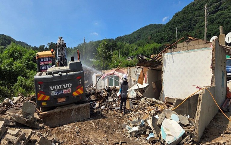 서산시가 올해 빈집 정비사업을 통해 인지면 일원 빈집을 철거하는 모습(서산시 제공. 재판매 및 DB금지)2025.12.11/뉴스1
