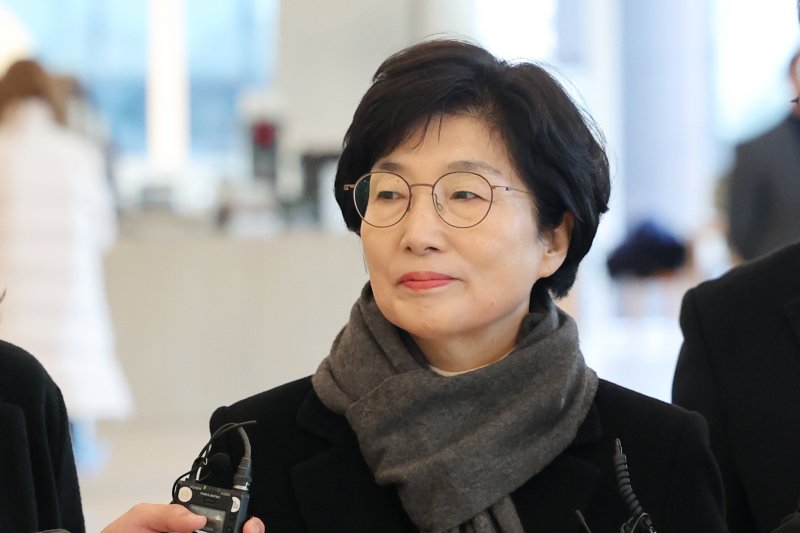 김기현 국민의힘 의원 배우자 이 모 씨가 5일 오전 오전 서울 종로구 광화문 KT 빌딩에 마련된 김건희 특검(특별검사 민중기) 사무실에 피의자 신분으로 출석하고 있다. 2025.12.5/뉴스1 ⓒ News1 황기선 기자