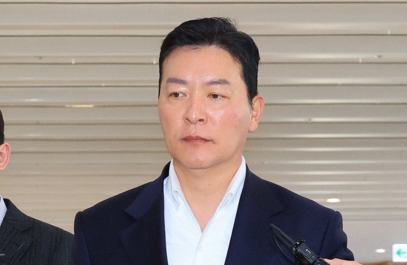 김성훈 전 대통령경호처 차장이 11일 오전 서울 종로구 KT광화문빌딩 웨스트에 마련된 김건희특검 사무실에 피의자 신분으로 출석하고 있다. 2025.11.11/뉴스1 ⓒ News1 임세영 기자