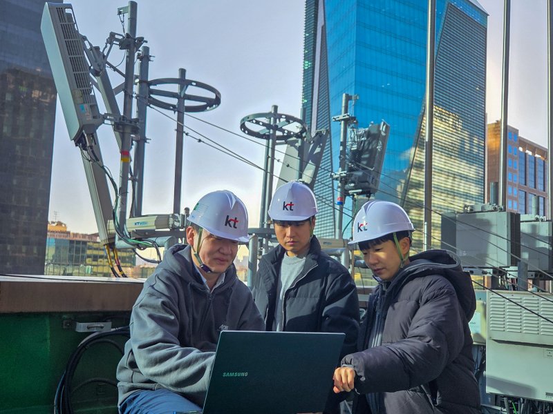 [서울=뉴시스] KT가 삼성전자와 공동 개발한 인공지능 기반무선접속망(AI-RAN) 기술을 상용 통신망에서 검증했다. (사진=KT 제공) *재판매 및 DB 금지