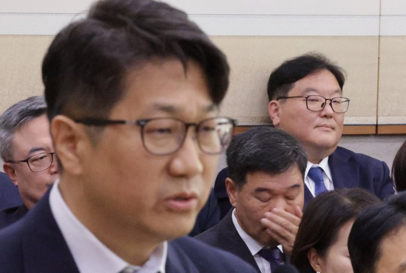 문지석 광주지검 부장검사가 10월 23일 서울 여의도 국회 법제사법위원회에서 열린 서울고등검찰청·서울중앙지방검찰청 등에 대한 국정감사에서 의원 질의에 답변하고 있다. 오른쪽은 엄희준 광주고검 검사. 2025.10.23/뉴스1 ⓒ News1 신웅수 기자