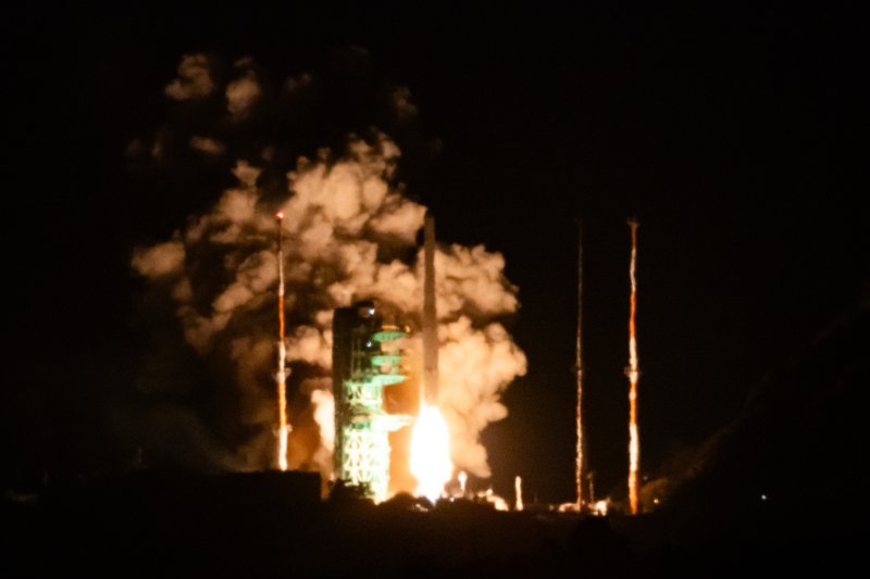 [여수=뉴시스] 황준선 기자 = 한국형 발사체 누리호가 27일 새벽 전남 고흥군 나로우주센터에서 발사되고 있다. 민간 기업인 한화에어로스페이스가 기술 이전을 통해 발사체 제작 전 과정을 주관한 누리호 4호기는 오로라·대기광 관측과 우주 자기장·플라스마 측정 등을 위한 위성 13기가 탑재됐다. 2025.11.27. hwang@newsis.com