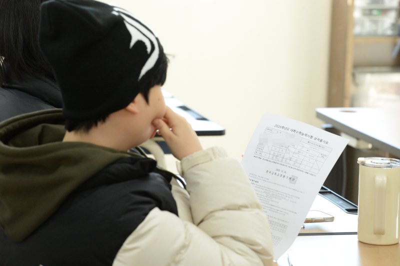 [울산=뉴시스] 배병수 기자 = 2026학년도 대학수학능력시험 성적표가 배부된 지난 5일 울산 중구 다운고등학교에서 수험생들이 수능 성적표를 확인하고 있다.2025.12.05.bbs@newsis.com