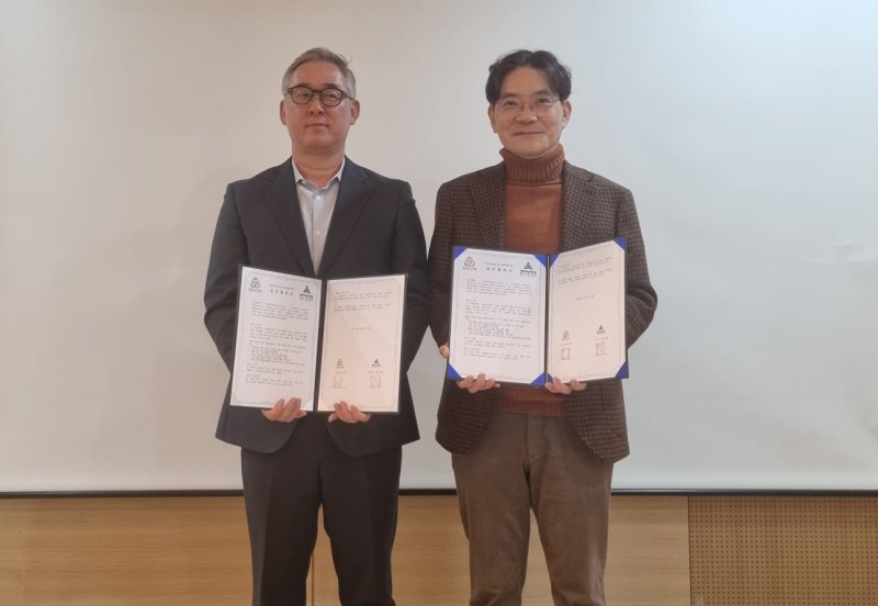 김동호 메가존클라우드 CQO(최고양자책임자)와 정진웅 동아대학교 G-LAMP 단장이 기념사진을 찍고 있다.(메가존클라우드 제공)