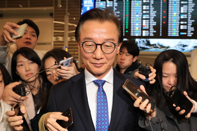 [인천공항=뉴시스] 조성우 기자 = 통일교로부터 금품을 수수했다는 의혹이 제기된 전재수 해양수산부 장관이 11일 오전 인천국제공항 제2여객터미널을 통해 귀국한 뒤 차량으로 이동하고 있다. 전 장관은 "장관직을 내려놓고 당당하게 응하는 것이 공직자로서 해야 할 처신"이라며 "단호하게, 명백하게, 아주 강하게 의혹이 전혀 사실무근이라는 말씀을 다시 분명히 드린다"고 밝혔다. (공동취재) 2025.12.11. photo@newsis.com